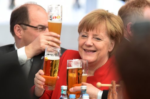 Die Bundeskanzlerin Angela Merkel feiert 500 Jahre Reinheitsgebot in Ingolstadt: Politische Veränderungen wie das transatlantische Freihandelsabkommen mit den USA seien keine Bedrohung für die deutsche Bierbranche. Foto: AFP