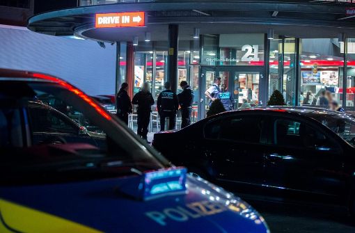 Vor einem Schnellrestaurant sucht die Polizei nach der Schlägerei Beteiligte und Zeugen Foto: 7aktuell.de/Simon Adomat