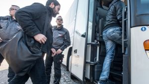 Flüchtlinge steigen am Donnerstag nahe Regenstauf in einen Bus. Der Landshuter Landrat Dreier schickte den Bus mit Flüchtlingen zum Kanzleramt nach Berlin. Foto: dpa