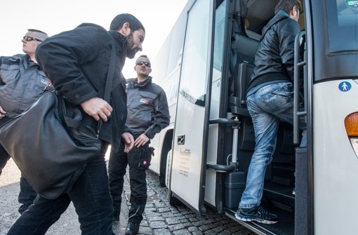 Flüchtlinge steigen am Donnerstag nahe Regenstauf in einen Bus. Der Landshuter Landrat Dreier schickte den Bus mit Flüchtlingen zum Kanzleramt nach Berlin. Foto: dpa