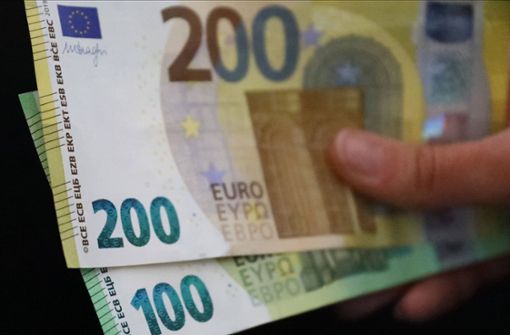 Anders als bei echtem Geld (im Bild), steht bei dieser Art des Falschgelds  „Movie Money“ unter der Euroflagge. Foto: imago images/Deutzmann