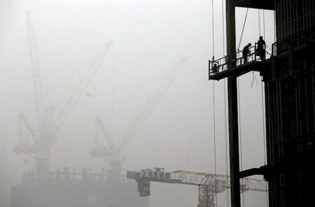 Der Smog hat Peking fest im Griff: Arbeiten und leben in der Millionenstadt wird zum Mühsal.