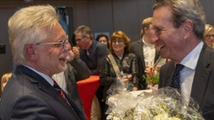 Günther Oettinger (re.) gratuliert Michael Makurath zur Wiederwahl. Foto: J/ürgen Bach