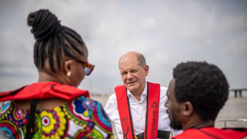 Olaf Scholz bei einer Bootsfahrt in der nigerianischen Wirtschaftsmetropole Lagos. Foto: dpa/Michael Kappeler