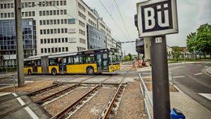 Am Wallgraben in Stuttgart-Vaihingen gibt es jetzt neue Kreisverkehre – und mitten hindurch Gleise, auf denen fortan Stadtbahnen der Linie U 12 verkehren. Foto: Lichtgut/Leif Piechowski