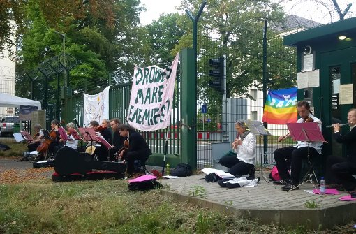 Protest gegen Drohnen: Musiker blockieren die Eingänge der Möhringer US-Kaserne. Foto: Lebenslaute