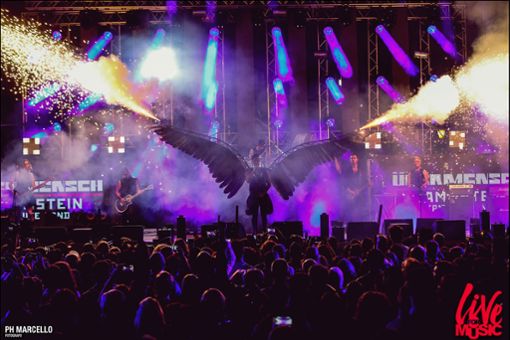Die Rammstein-Tribute-Band Übermensch setzt bei Kornwestheim rockt wie das weltberühmte Original Pyrotechnik ein. Foto: B-Musik-Management