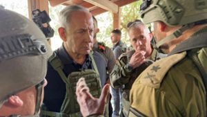 Benjamin Netanjahu (M), Ministerpräsident von Israel, spricht mit Mitgliedern der Israel Defense Forces (IDF) am 14.10. (Archivfoto). Foto: dpa/Avi Ohayon