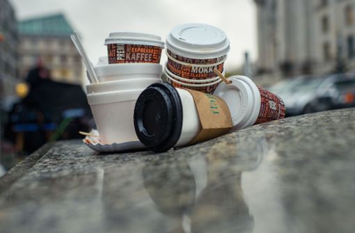 Auch ein verbot von Coffee-to-go-Bechern kann der Umweltminister nicht ausschließen. Foto: dpa