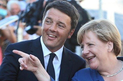 Im August war der Empfang, den der italienische Premier Matteo Renzi Kanzlerin Angela Merkel bereitete noch freundlich. Heute schlägt Renzi andere Töne an. Foto: ANSA