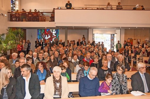 Die Kirchenbänke  in Oberstenfeld sind gefüllt, als Heinrich Klöpping mit der Gemeinde den Gottesdienst gefeiert hat. Foto: Walter Hanel