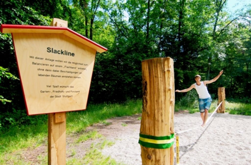 Ein Spannband muss man selbst mitbringen, dann kann die Slackline-Anlage im Stadtpark Zuffenhausen genutzt werde Foto: Chris Lederer