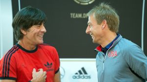 Innige Männerfreundschaft: Joachim Löw (li.) und Jürgen Klinsmann Foto: dpa