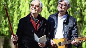 Harald Vogel (links) und Johannes Weigle erweisen dem Autor Kurt Tucholsky in einer Lyrik-Bühne-Soiree die Ehre. Foto: FMS Photography