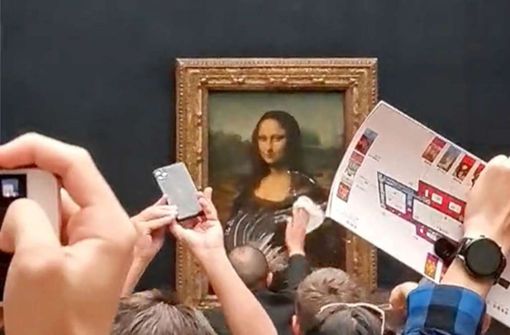 Das Gemälde von Leonardo da Vinci wurde mit einem Tortenstück beworfen - aber dabei glücklicherweise nicht beschädigt. Foto: @Klevisl007/Twitter user/AP/dpa