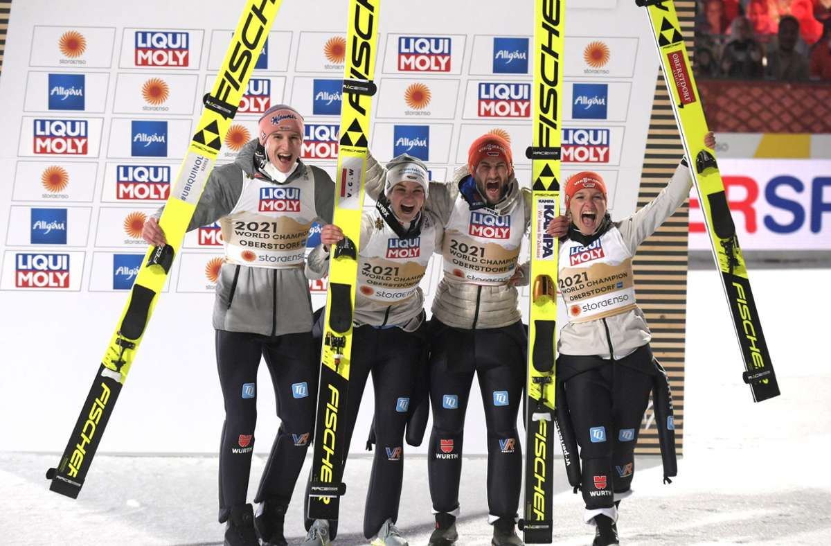Das gelang Markus Eisenbichler und Karl Geiger auch im Mixed gemeinsam mit Katharina Althaus (r.) und Anna Rupprecht (2.v.l.). Vor Norwegen und Österreich triumphierte das deutsche Quartett. Die nächste Nordische Ski-WM wird in zwei Jahren in Planica stattfinden.