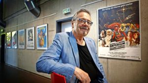 Siegfried Groß vor seinem von ihm gestalteten Filmplakat zu „Star Wars“. Foto: Gottfried Stoppel