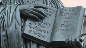 „Biblia Deudsch“: Ein Teil des Denkmals für Martin Luther auf dem Marktplatz in Wittenberg (Sachsen-Anhalt). Foto: dpa