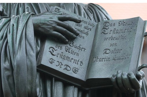 „Biblia Deudsch“: Ein Teil des Denkmals für Martin Luther auf dem Marktplatz in Wittenberg (Sachsen-Anhalt). Foto: dpa