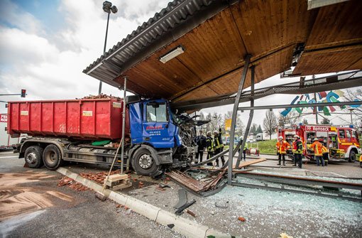 Bei einem Unfall in Remseck am Neckar wurde am Mittwoch eine SSB-Haltestelle demoliert. Foto: 7aktuell.de/Karsten Schmalz