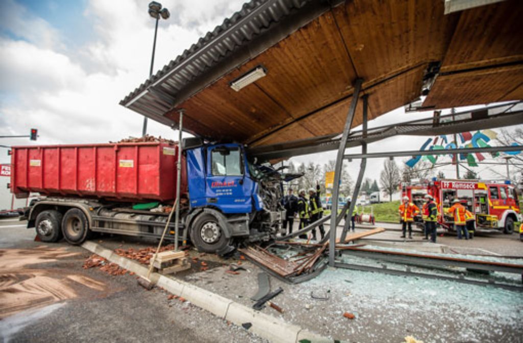 Bei einem Unfall in Remseck am Neckar wurde am Mittwoch eine SSB-Haltestelle demoliert.