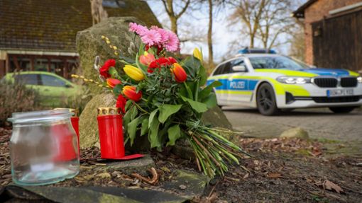 Blumen und Kerzen stehen vor einem Haus in Westervesede in der Gemeinde Scheeßel, in dem ein Mann geschossen haben soll. Foto: Focke Strangmann/dpa