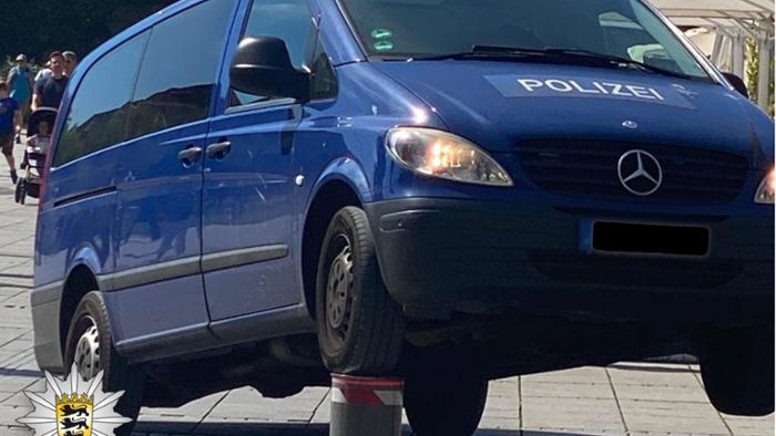 Poller bockt Polizeiauto an der Königstraße auf