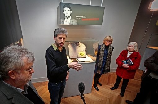 Boris Palmer und seine Mutter (ganz rechts) bei der Präsentation der Vitrine im Museum auf dem Hohenasperg. Foto: factum/Granville