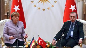 Nach dem Treffen mit Staatspräsident Erdoğan hat sich Bundeskanzlerin Merkel für die Religionsfreiheit und gegen islamistischen Terror ausgesprochen und muslimische Verbände in Deutschland gelobt. Foto: AFP