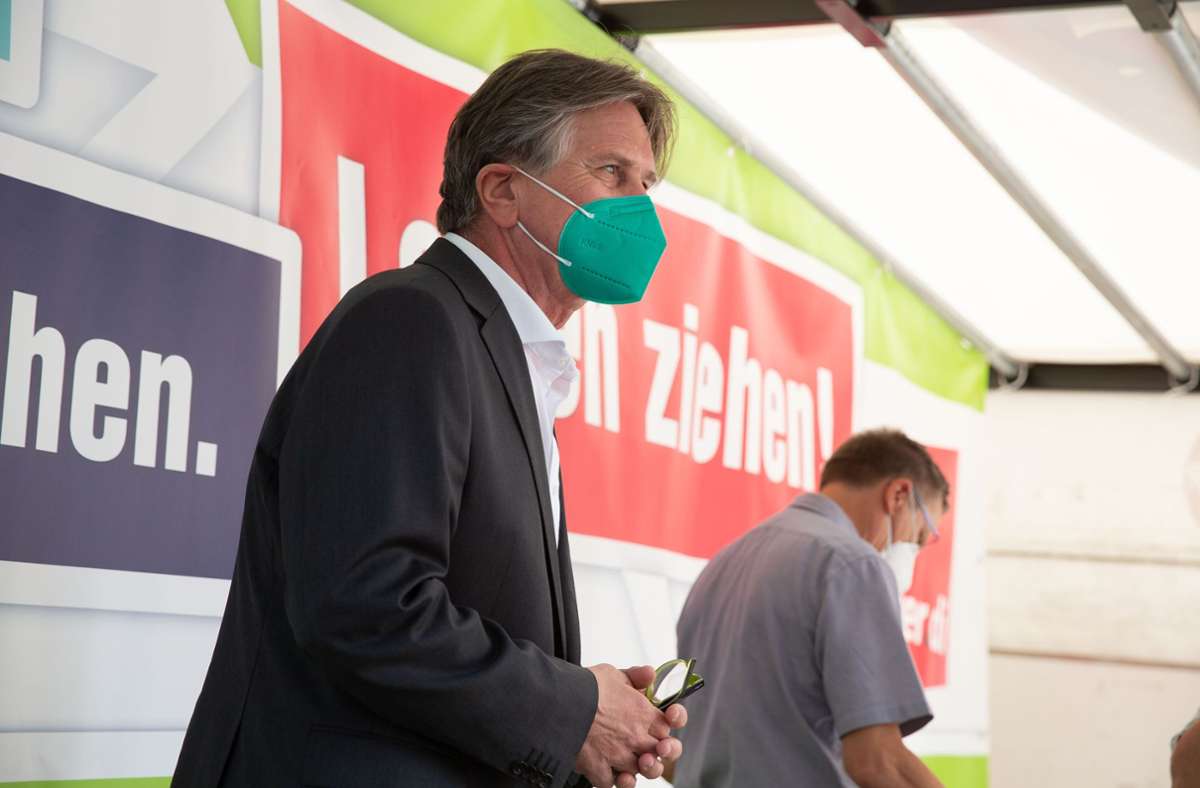Demo am Tag der Konferenz der Gesundheitsminister in Stuttgart. Minister Manfred Lucha stellte sich den Demonstrierenden.