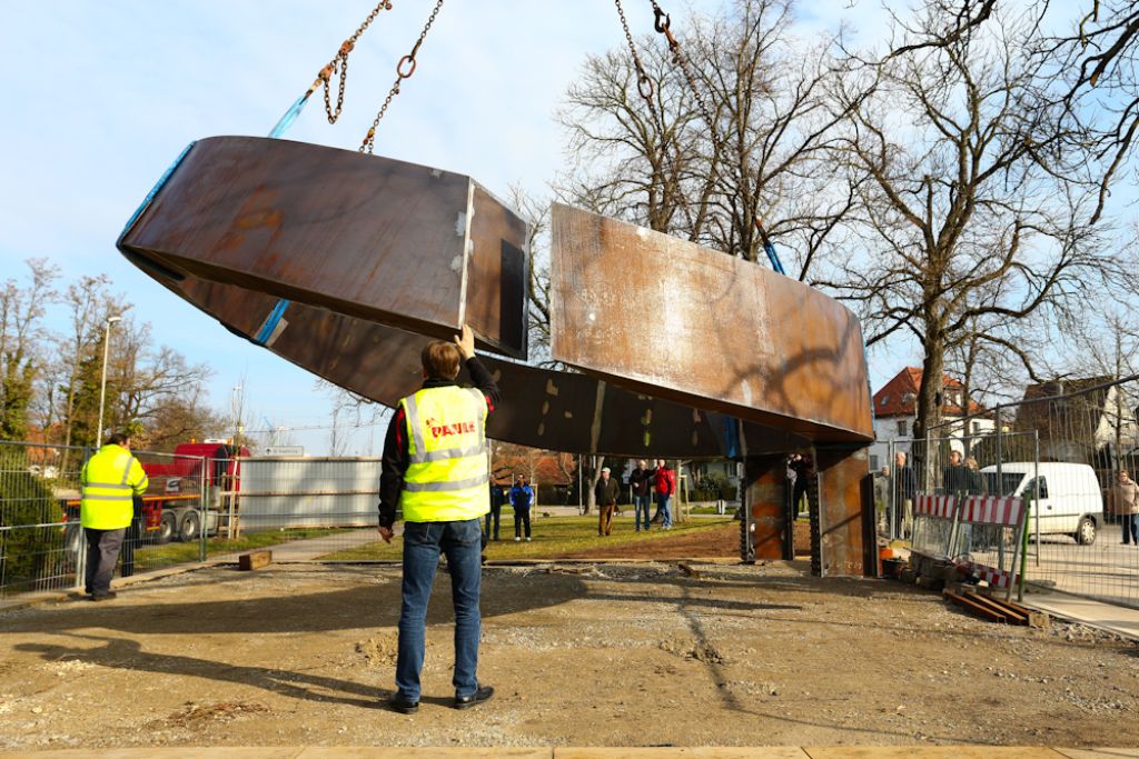 Die Skulptur des Bildhauers Martin Schöneich wird an ihren Standort gebracht. Das Denkmal, eine Stahl-Ringkonstruktion von sieben Metern Durchmesser, erinnert an die Opfer des Amoklaufs von Winnenden und Wendlingen.