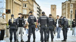 Die Polizei weist Passanten auf die Coronaregeln hin. Foto: Lichtgut/Ferdinando Iannone