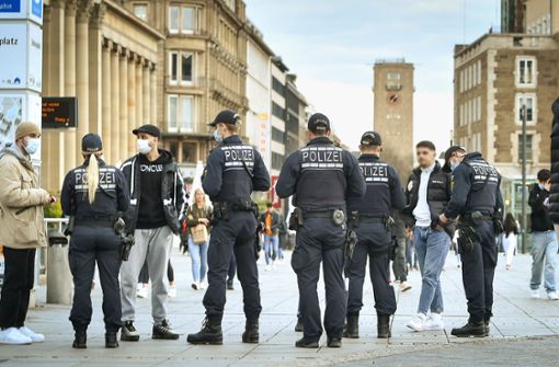 Die Polizei weist Passanten auf die Coronaregeln hin. Foto: Lichtgut/Ferdinando Iannone