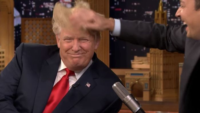 Trump lässt sich im Fernsehen die Frisur verwüsten