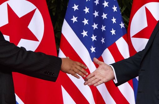 Handschlag für die Geschichtsbücher: Kim Jong Un (links) und Donald Trump reichen sich in Singapur die Hand. Foto: AP