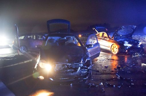 Die beiden beteiligten Unfallautos sind völlig zerstört. Foto: SDMG