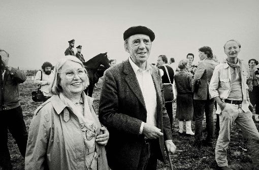 Heinrich Böll und seine Frau Annemarie sind unter den Demonstranten, die am 1. September 1983 in Mutlangen gegen atomare Aufrüstung protestieren. Foto: dpa