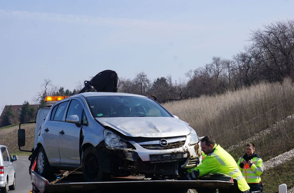 Der Opel muss nach dem Unfall abgeschleppt werden.