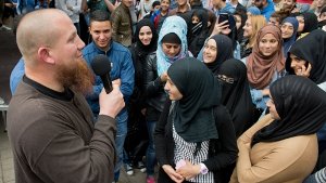 Der radikale Salafistenprediger Pierre Vogel (l) bei einer Kundgebung. Foto: dpa