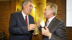 Dietmar Allgaier erhält von Landrat Rainer Haas die Glocke für die Sitzungsleitung. Foto: factum/Granville