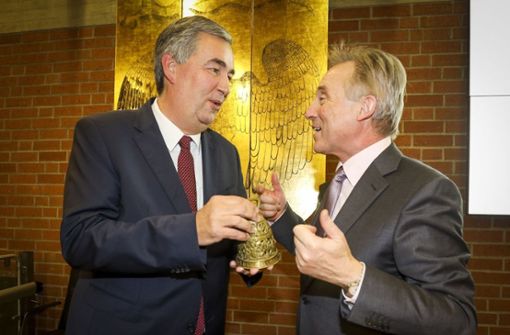 Dietmar Allgaier erhält von Landrat Rainer Haas die Glocke für die Sitzungsleitung. Foto: factum/Granville