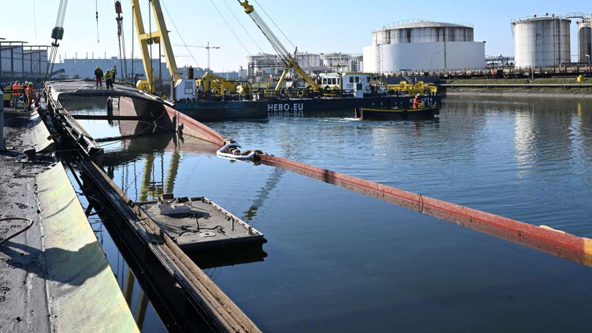 Kehler Rheinhafen: 100 Meter langes Schiffswrack „Taranis“ geborgen