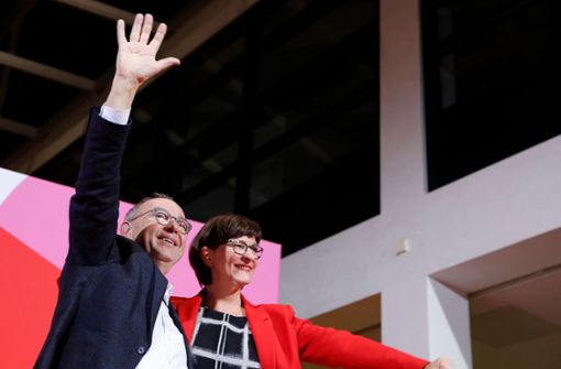 Norbert Walter-Borjans und Saskia Esken  jubeln nach der Wahl Foto: AFP/AXEL SCHMIDT