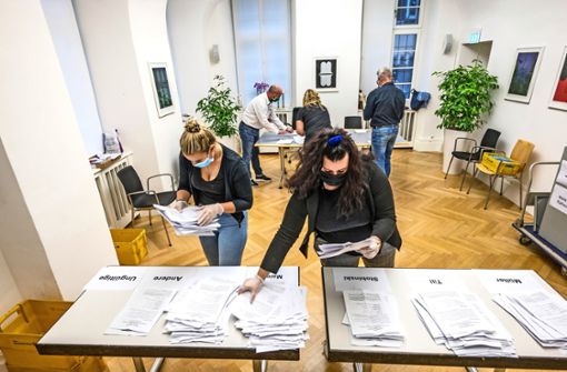 Hier lief noch alles nach Plan: Auszählung der Briefwahl-Unterlagen im Göppinger Rathaus bei der ersten Runde der Oberbürgermeisterwahl. Foto: Giacinto Carlucci