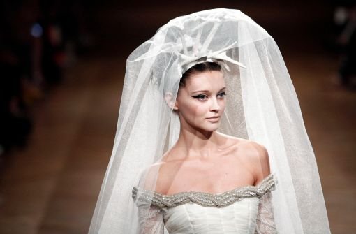 Dramatischer Schleier und viel Prunk - das Brautkleid war das Highlight der Oscar-Carvallo-Schau bei den Haute-Couture-Schauen in Paris. Foto: AP/dpa
