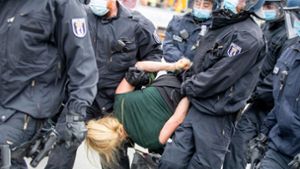 Auch am Sonntag kam es in Berlin zu Versammlungen, bei denen die Polizei einschritt. Foto: dpa/Christoph Soeder