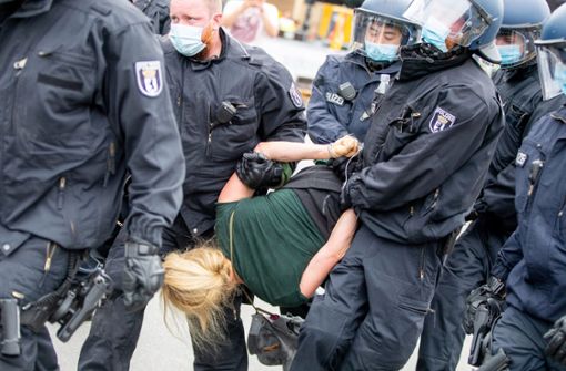 Auch am Sonntag kam es in Berlin zu Versammlungen, bei denen die Polizei einschritt. Foto: dpa/Christoph Soeder