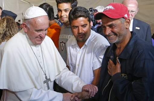 Papst-Besuch im Flüchtlingslager: Franziskus begrüßt am 16. April Flüchtlinge auf der griechischen Insel Lesbos. Foto: KNA