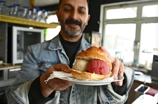 Mahir Kizilbel findet seinen Eisburger zum Reinbeißen gut. Foto: Werner Kuhnle