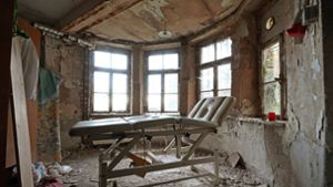 In einem Raum des ehemaligen Grandhotel Waldlust, das zu den sogenannten Lost Places gehört, steht eine Massageliege. Foto: dpa/Uli Deck